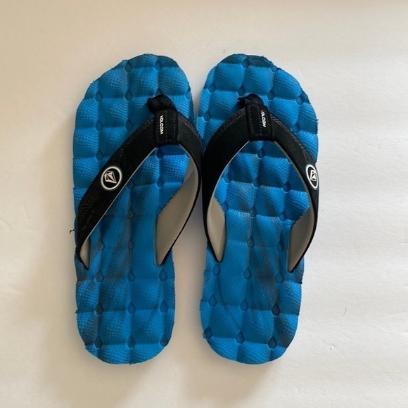 Volcom recliner flip flops boys 4 four barely worn blue black - Picture 1 of 4